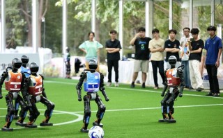 青少年机器人足球比赛，如何比拼智慧与协作？