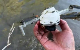 大疆无人机精灵4落水