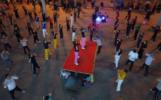 无人机怎么拍集体照片