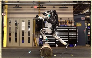 脚踹Atlas机器人，为何不倒？