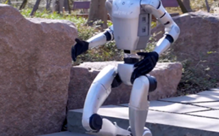 qrobot机器人1代有何核心功能或亮点？