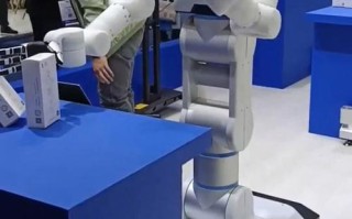 首个活体机器人是什么？视频揭秘生命与机器的融合。