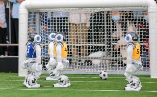 人工智能机器人踢足球