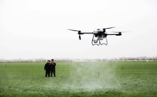 大疆植保无人机喷洒农药