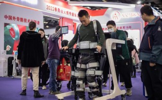 北京大艾外骨骼机器人如何帮助患者行走？