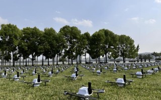 电脑如何精准控制无人机空中表演？