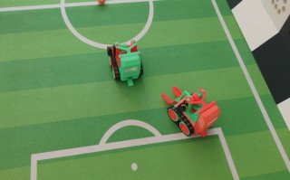 足球机器人编程平台如何实现智能协作？