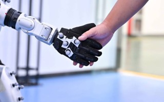 左手机器人 vs 右手机器人，谁更厉害？