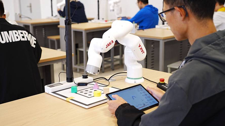 Ironbot教育机器人如何提升孩子学习兴趣？-第1张图片-广州国自机器人