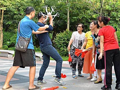 无人机送月饼被篮球击落-第1张图片-广州国自机器人