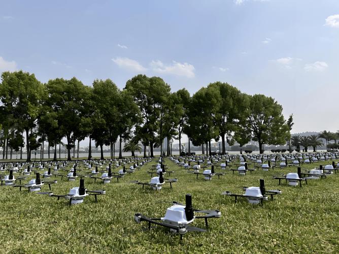 电脑如何精准控制无人机空中表演？-第1张图片-广州国自机器人