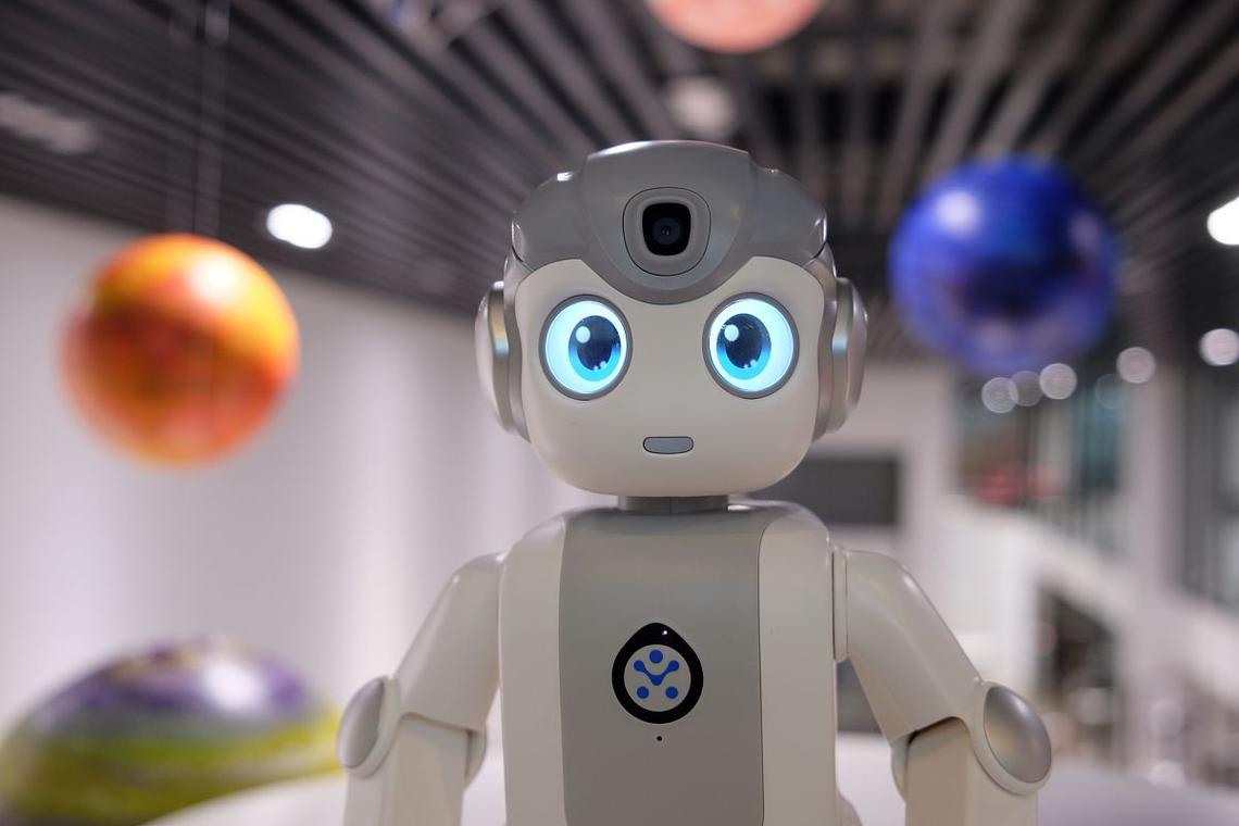 Prada充电宝机器人是跨界时尚还是科技噱头？-第2张图片-广州国自机器人