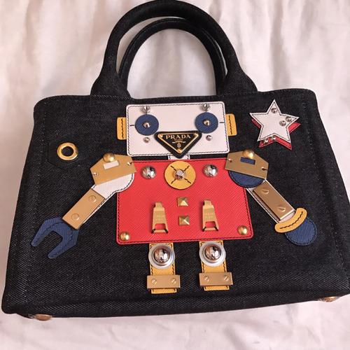 Prada充电宝机器人是跨界时尚还是科技噱头？-第3张图片-广州国自机器人