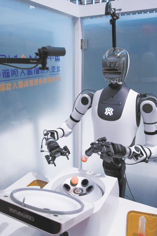 2025高考机器人长啥样？能答题吗？-第3张图片-广州国自机器人