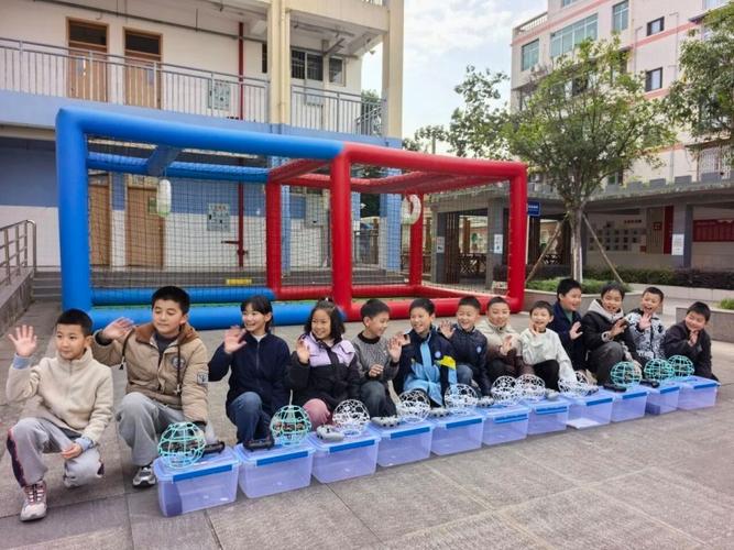 脚踩无人机进球场 真假-第1张图片-广州国自机器人