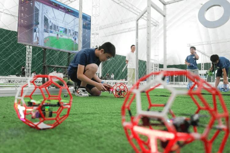 脚踩无人机进球场 真假-第2张图片-广州国自机器人