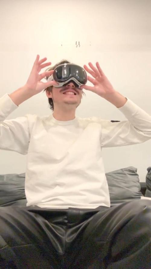 iPhoneVR机器人如何实现虚实交互？-第1张图片-广州国自机器人