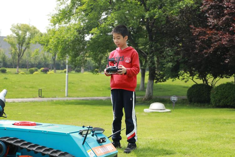 儿童无人机表演视频下载-第2张图片-广州国自机器人