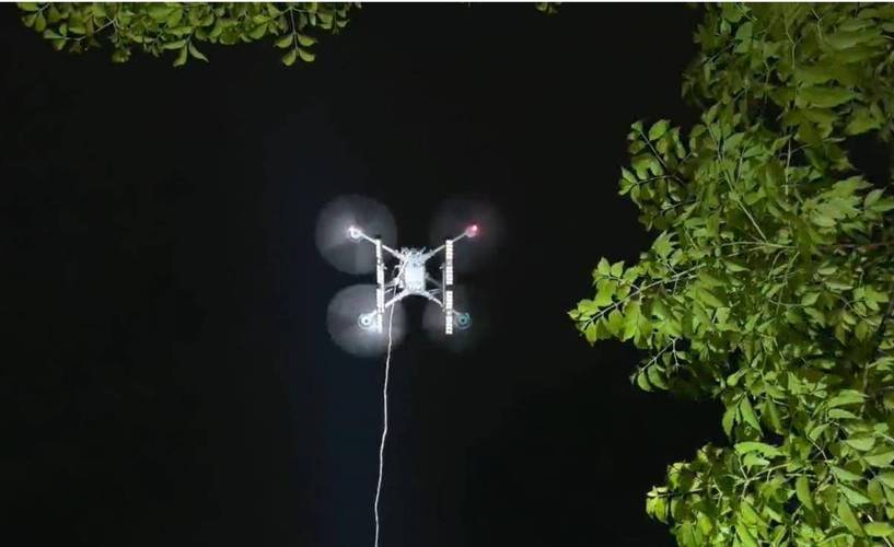 晚上无人机白色灯是什么？-第1张图片-广州国自机器人