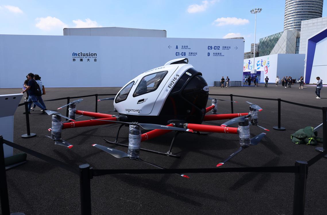 特斯拉体验中心为何要用无人机？-第2张图片-广州国自机器人