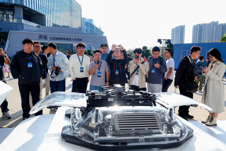 无人机如何赋能车展场景创新？-第1张图片-广州国自机器人