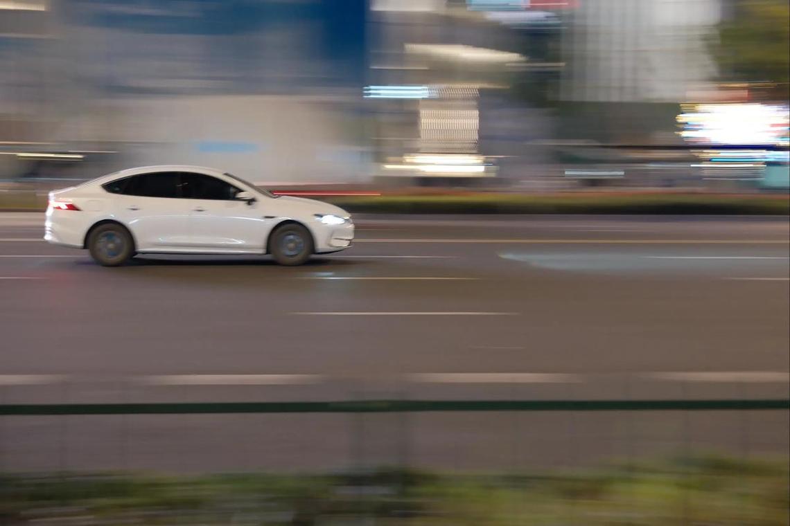 人工智能伺服对焦拍车，如何精准抓拍动态？-第1张图片-广州国自机器人