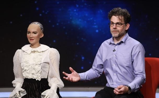 智能机器人索菲亚采访-第2张图片-广州国自机器人