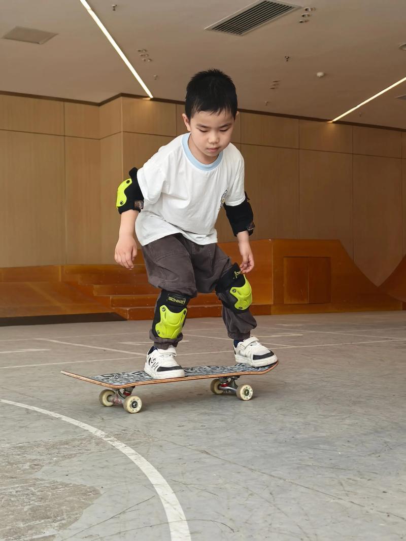 老头机器人为何教滑板小孩？-第1张图片-广州国自机器人