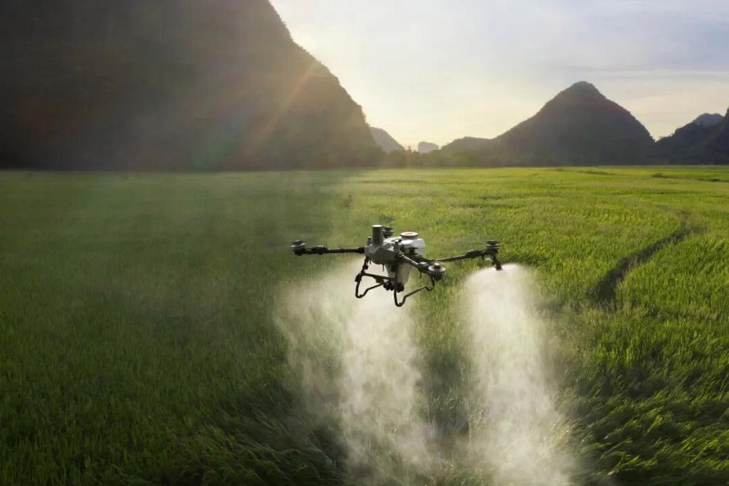 大疆喷药无人机20斤水能喷多少亩地？-第1张图片-广州国自机器人