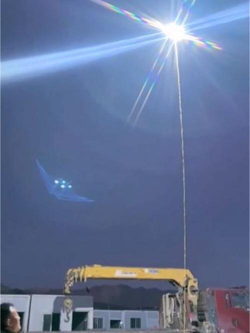 夜间的无人机究竟是什么样子？-第1张图片-广州国自机器人