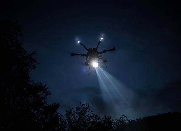 夜间的无人机究竟是什么样子？-第3张图片-广州国自机器人
