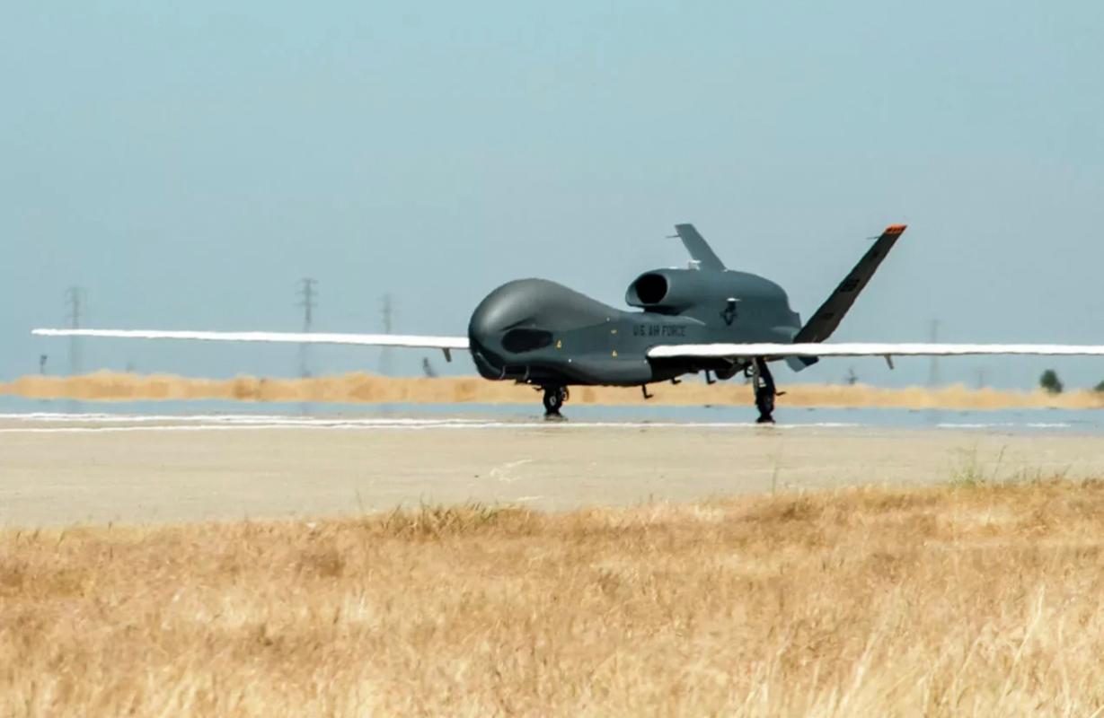 全球鹰无人机最高能飞多高？-第2张图片-广州国自机器人