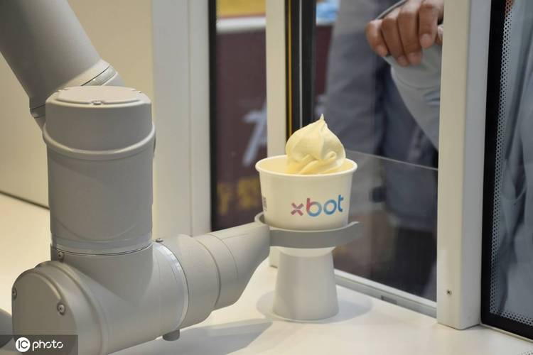 美的机器人冰淇凌机，如何实现智能交互与美味融合？-第1张图片-广州国自机器人