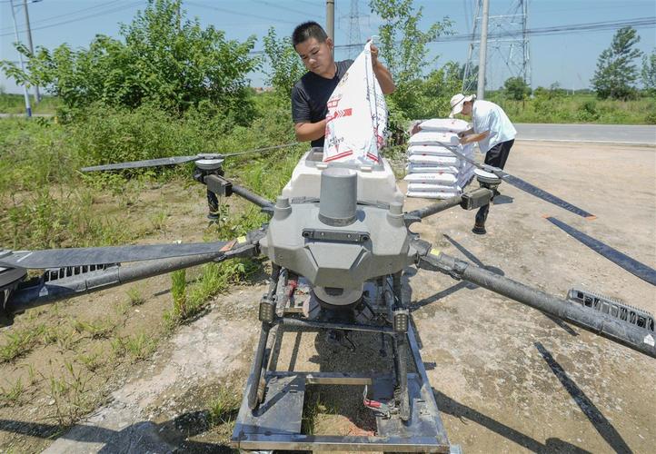 无人机撒农药市场空间有多大？-第3张图片-广州国自机器人