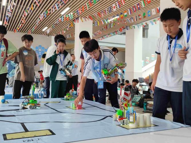 青少年机器人创客大赛比什么？-第1张图片-广州国自机器人